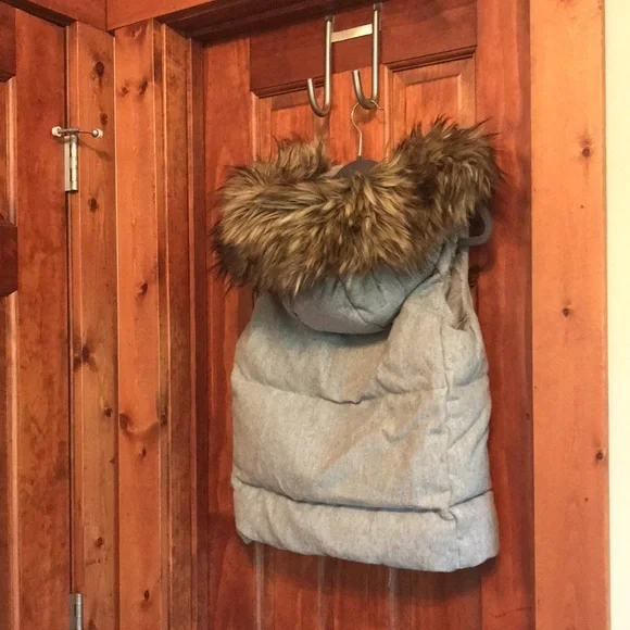 Brand New without tags Gap puffer hooded fur trim vest. Grey. Xs. - Picture 3 of 3